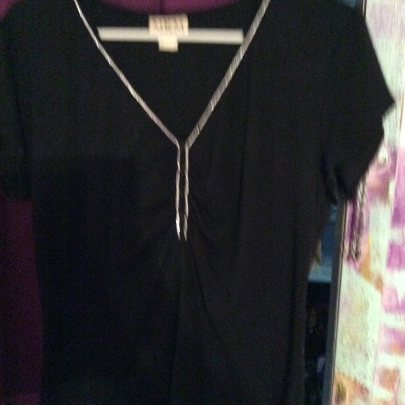 Like new black v neck tee - Picture 2 of 5
